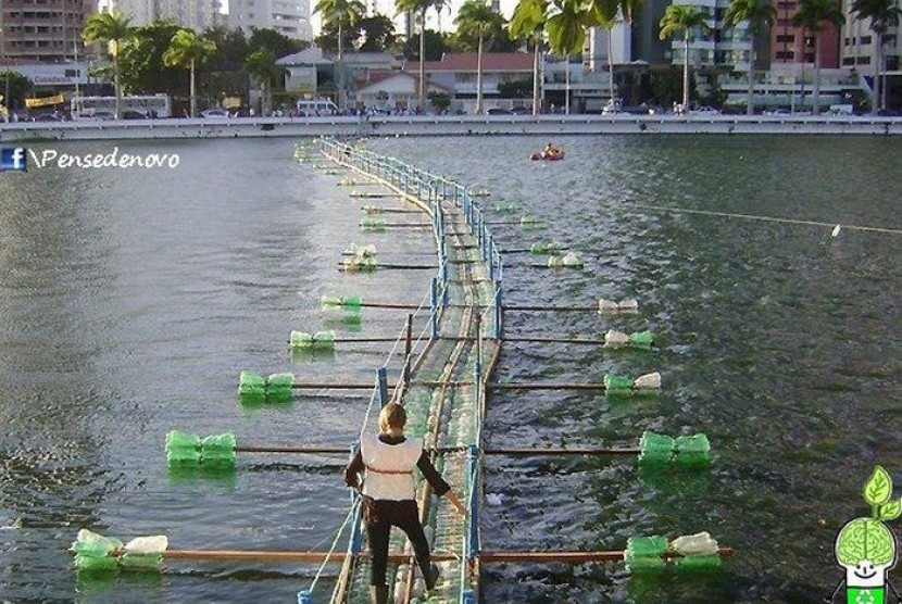 Jembatan sepanjang 23 meter yang terbuat dari limbah botol plastik melintasi kanal Bega di jantung kota Timisoara