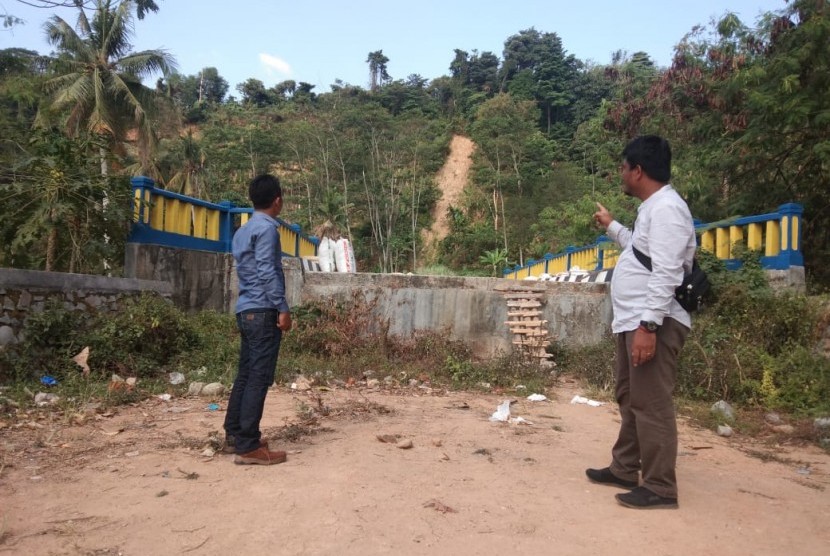 Jembatan Sinaruju, Desa Mekarbuana, Kecamatan Tegalwaru, Karawang, yang pembangunannya mangkrak, rencananya tahun ini akan diselesaikan pembangunannya, Rabu (14/8). 