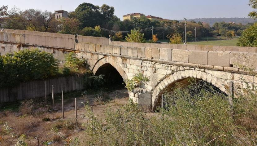Jembatan Era Ottoman 500 Tahun Lalu akan Direstorasi. Jembatan Siyavus Pasa peninggalan Ottoman yang berusia 500 tahun di Bulgaria akan direstorasi. 