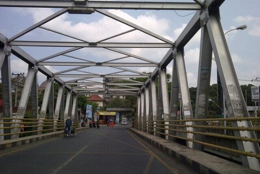 Jembatan Soekarno-Hatta di Malang, Jawa Timur, rentan rubuh karena beberapa bagiannya sudah mengalami korosi (karatan).