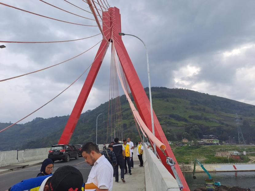 Jembatan Tano Ponggol yang berada di Pulau Samosir, Sumatra Utara, Kamis (5/10/2023) yang kini dibawahnya sudah dapat dilintas kapal sehingga wisatawan dapat mengelilingi Pulau Samosir. 