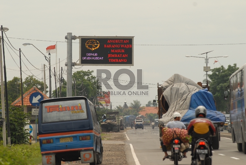    Jembatan timbang di Losarang, Indramayu, Jawa Barat. 