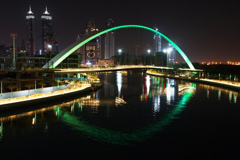 Jembatan Toleransi di Dubai yang biasanya penuh turis dan warga tampak sepi akibat pengaruh pandemi Covid-19, Selasa (31/3). Sejak Sabtu (4/4), Dubai memberlakukan lockdown selama dua pekan. 