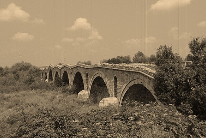 Keruntuhan Ottoman dan Berdirinya Negara Sekuler. Jembatan Ura e Terzive, warisan Kesultanan Turki Usmani di Kosovo.