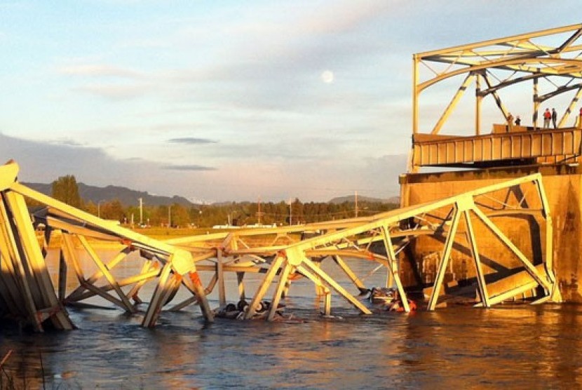 Jembatan yang ambruk di Sungai Skagit.