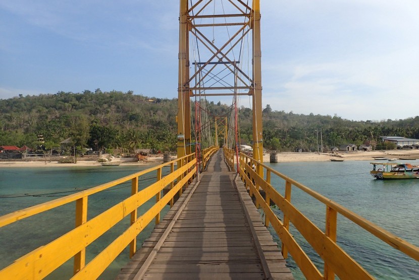 Jembatan yang menghubungkan Nusa Lembongan dan Nusa Ceningan, Klungkung, Bali.
