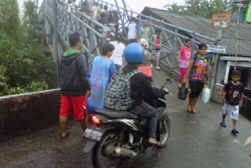Jembatan yang menghubungkan Pasar Minggu ke Condet.