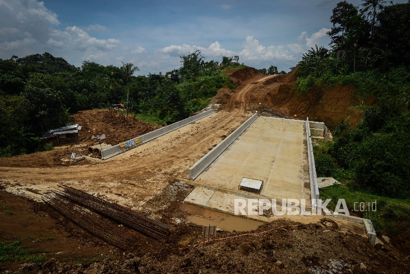 Jembatan yang telah terhubung dalam proyek pembangunan Jalan Tol Bogor-Ciawi-Sukabumi (Bocimi) di Kawasan Rancamaya, Bogor, Jawa Barat, Selasa (1/11). 