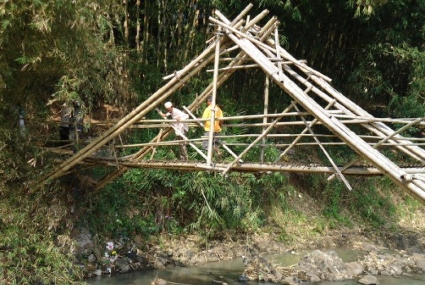 Jembatan yang terbuat dari bambu ini akan direnovasi menjadi jembatan yang terbuat dari besi baja sehingga bisa dilalui pejalan kaki dan pengendara motor serta mobil.