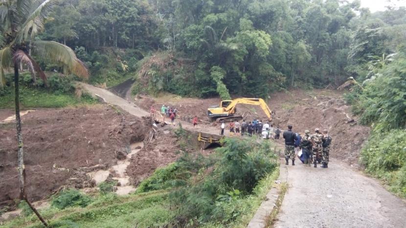 Jembatan yang terdampak longsor di Kabupaten Tasikmalaya telah dapat difungsikan kembali pada Rabu (4/3). 