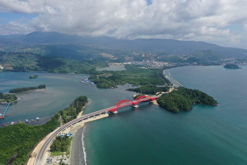 Jembatan Youtefa yang membentang di atas Teluk Youtefa, Jayapura, jembatan ini dibangun sejak 2015 dengan biaya Rp1,8 T. 