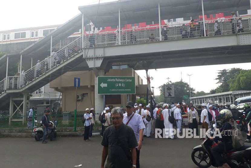 Jembatan Penyeberangan Orang ST Juanda terlihat sesak oleh ratusan jamaah masa aksi yang keluar dari ST Junda, Jumat, (5/5).