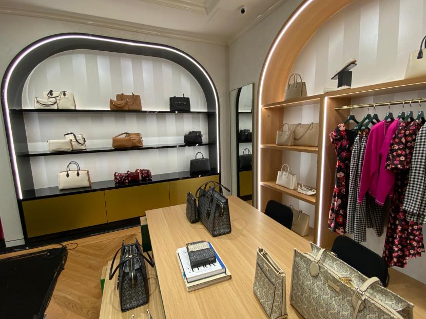 Jenama Kate Spade New York resmi membuka butik baru di Grand Indonesia, Jakarta, Kamis (24/10/2023). 