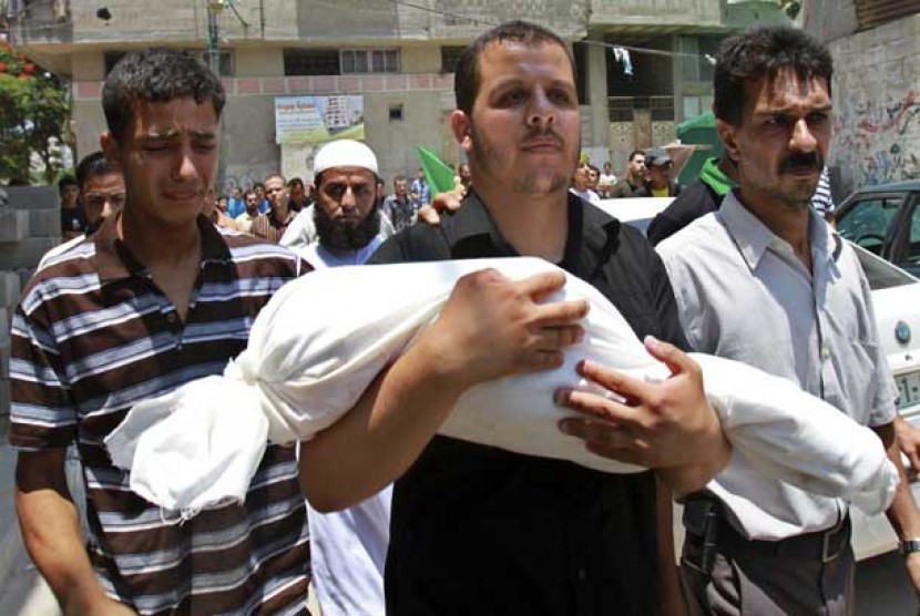  Jenasah balita korban serangan udara Israel dibawa oleh keluarganya untuk dimakamkan di kota Gaza, Palestina.