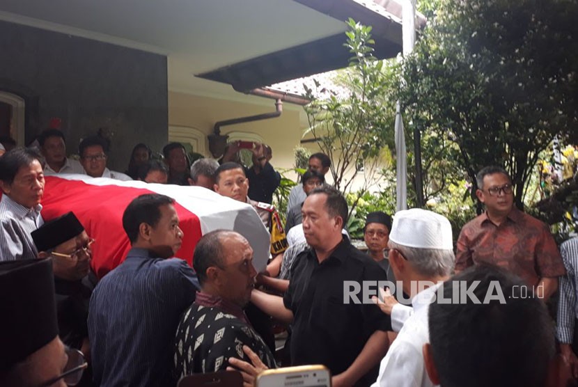 Jenazah adik Presiden RI kedua Soeharto, Probosutedjo diberangkatkan ke Bandara Halim Perdana Kusuma Jakarta Timur, Senin (26/3) pukul 14.30 WIB. 