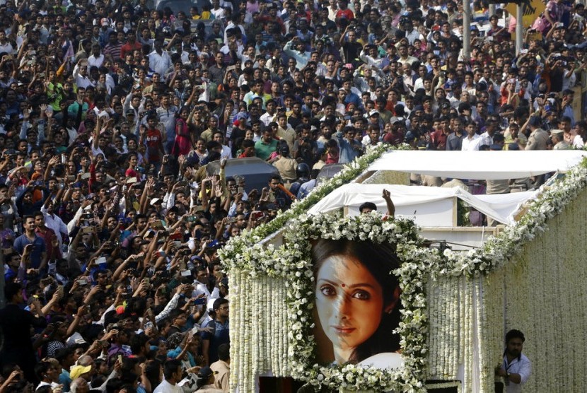 Jenazah aktris Bollywood Sridevi diangkut menggunakan truk untuk dibawa ke tempat peristirahatan terakhirnya di Mumbai, India, Rabu (28/2).