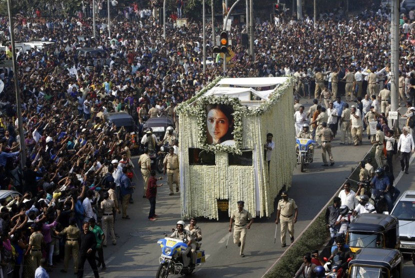 Jenazah aktris India Sridevi dibawa dengan menggunakan truk saat pemakaman di Mumbai, India, Rabu (28/2).