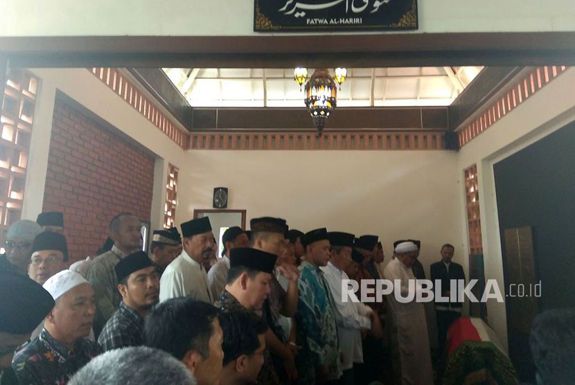 Jenazah almarhum AM Fatwa saat tiba dan disolatkan di rumah duka Jalan Palem, Kompleks Bappenas, Jakarta Selatan. 