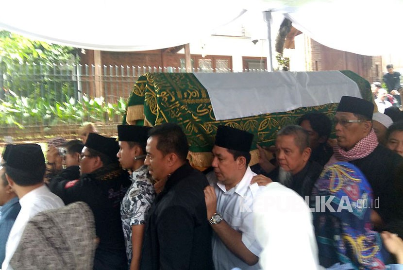 Jenazah almarhum AM Fatwa saat tiba dan disolatkan di rumah duka Jalan. Palem, Kompleks Bappenas, Jakarta Selatan. 