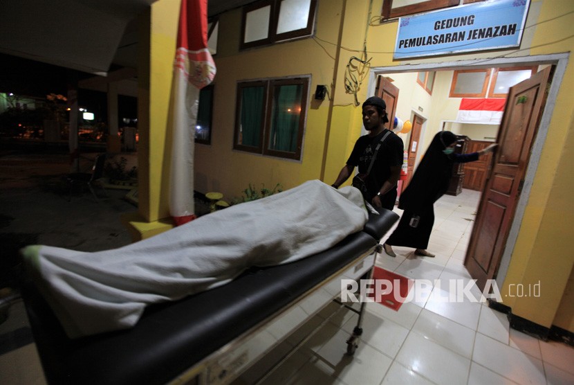 Jenazah almarhum Immawan Randi (21) dibawa ke ruang jenazah RS Abunawas Kendari, Kendari, Sulawesi Tenggara, Kamis (26/9/2019).  (ilustrasi)