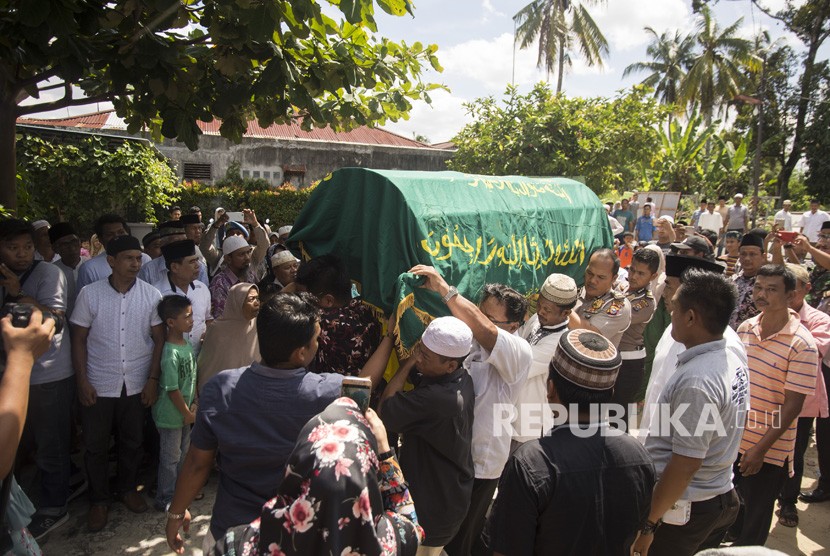 Jenazah almarhum Ipda Auzar tiba di rumah duka di Kota Pekanbaru, Riau, Rabu (16/5). 