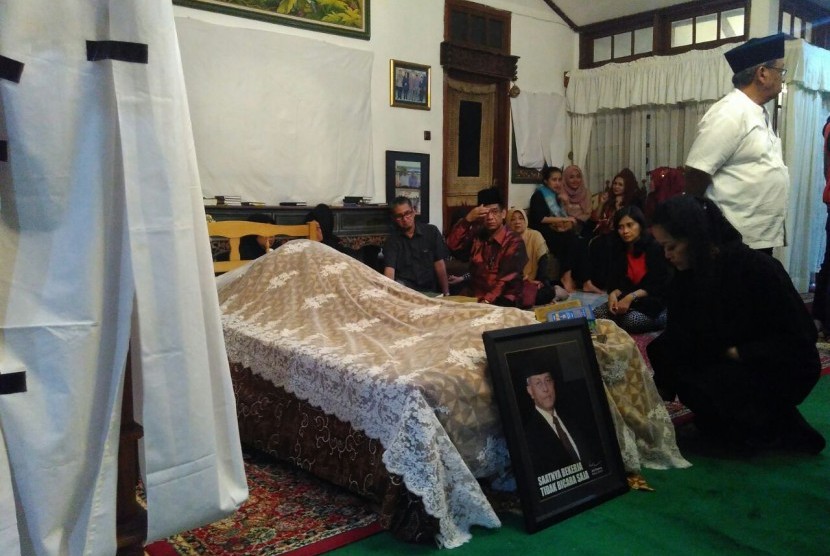 Jenazah Almarhum mantan Menteri Koperasi dan UKM Adi Sasono disemayamkan di rumah duka di kawasan Pondok Labu, Jakarta Selatan, Sabtu (13/8) malam.