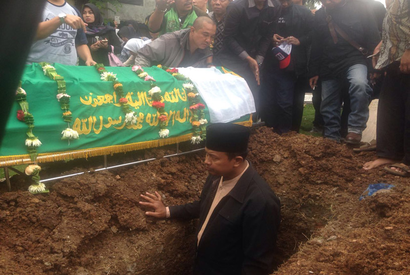 Jenazah Almarhum Muhammad Fachroni yang akrab disapa Oon, salah satu personel Project Pop dikebumikan di TPU Muslimin, Legok Cisereuh, Kelurahan Mekar Wangi, Kecamatan Bojong Loa Kidul, Kota Bandung, Jumat, (13/1). 