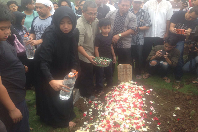 Jenazah Almarhum Muhammad Fachroni yang akrab disapa Oon, salah satu personel grup Project Pop dikebumikan di TPU Muslimin, Legok Cisereuh, Kelurahan Mekar Wangi, Kecamatan Bojong Loa Kidul, Kota Bandung, Jumat, (13/1). 