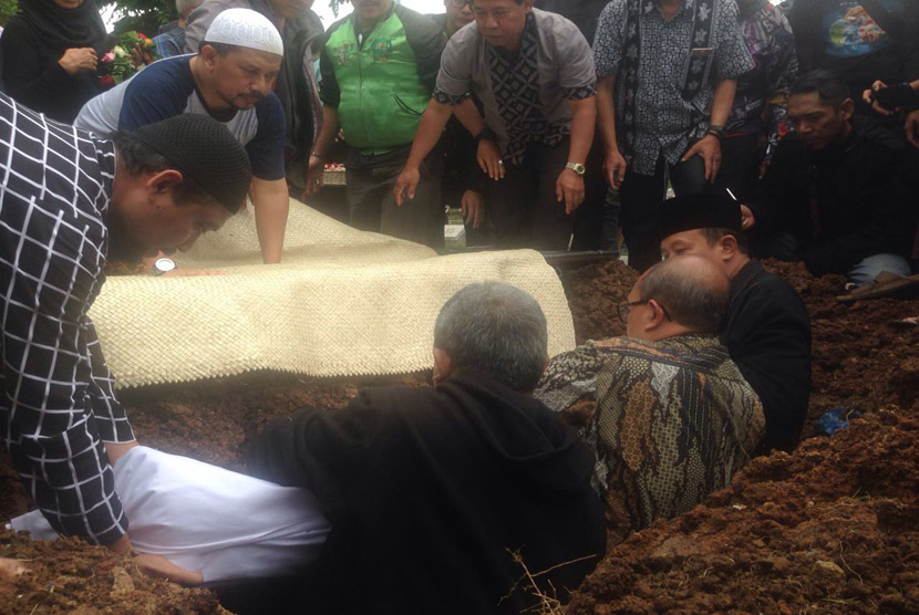 Jenazah Almarhum Muhammad Fachroni yang akrab disapa Oon, salah satu personil grup Project Pop dikebumikan di TPU Muslimin, Legok Cisereuh, Kelurahan Mekar Wangi, Kecamatan Bojong Loa Kidul, Kota Bandung, Jumat, (13/1). 