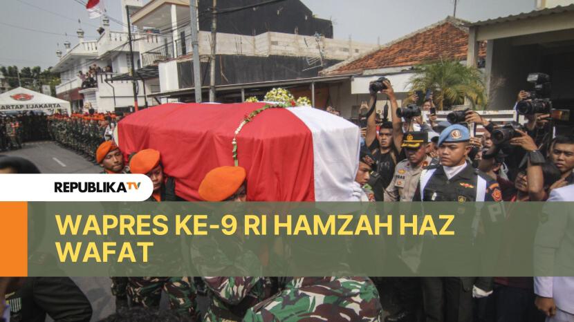 Jenazah almarhum Wapres ke-9 RI Hamza Haz menuju tempat peristirahatan terakhirnya.