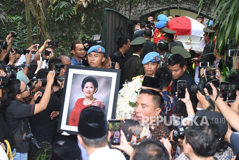 Jenazah almarhumah Ani Yudhoyono dibawa dari kediaman menuju pendopo untuk disemayamkan di Cikeas, Bogor, Jawa Barat, Ahad (2/6/2019). 