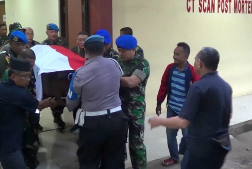 Jenazah anggota TNI AD, Letnan Kolonel Dono Kuspriyanto dibawa ke rumah duka di Bogor, Jawa Barat, Rabu (26/12) pagi dari RS Polri Kramatjati, Jakarta Timur. 