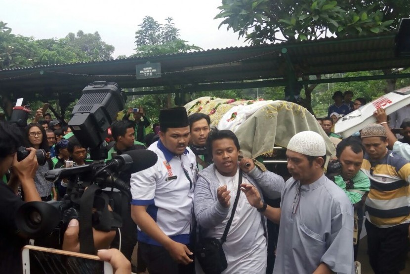 Jenazah artis Laila Sari tiba di TPU Karet Bivak, Selasa (21/11), untuk dimakamkan.