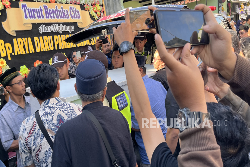 Jenazah Arya Daru Pangayungan (ADP) tiba di rumah duka, Rabu (9/7/2025) sore.