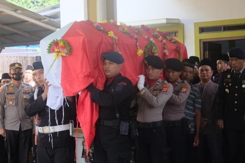 Jenazah Briptu (anumerta) Gilang Aji Prasetyo dimakamkan di kampung halamannya Desa Merbau Mataram, Tanjung Bintang, Lampung Selatan, Jumat (2/12/2022). 