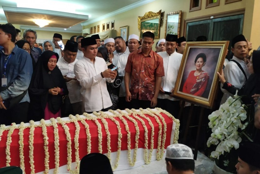 Jenazah Bu Ani Yudhoyono disemayamkan di rumah duka di Puri Cikeas, Bogor, Sabtu (1/6) malam.