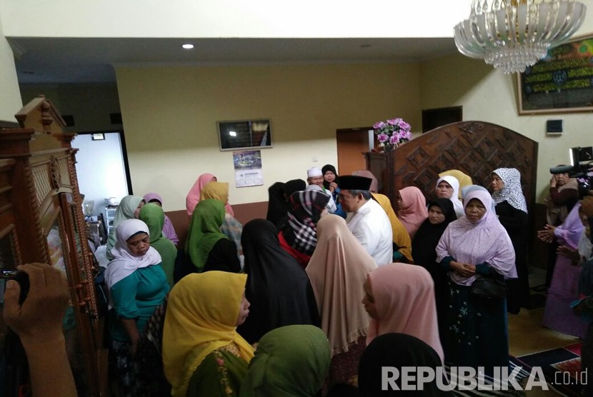 Gubernur Ahmad Heryawan menerima para pelayat di rumah duka di Sukaraja, Sukabumi