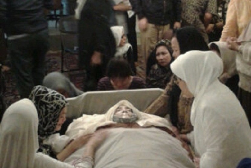 Jenazah istri Fahmi Idris, Kartini Fahmi Idris, disemayamkan di kediamannya, Jalan Mampang Prapatan 4 Nomor 20 Mampang, Jakarta Selatan, Rabu (5/2).