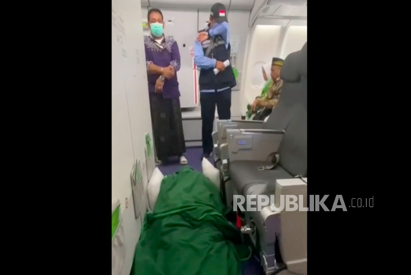 Jenazah jamaah haji asal Kloter SUB-20 yang wafat di pesawat dalam penerbangan Surabaya-Madinah, Kamis (8/5/2025) WAS