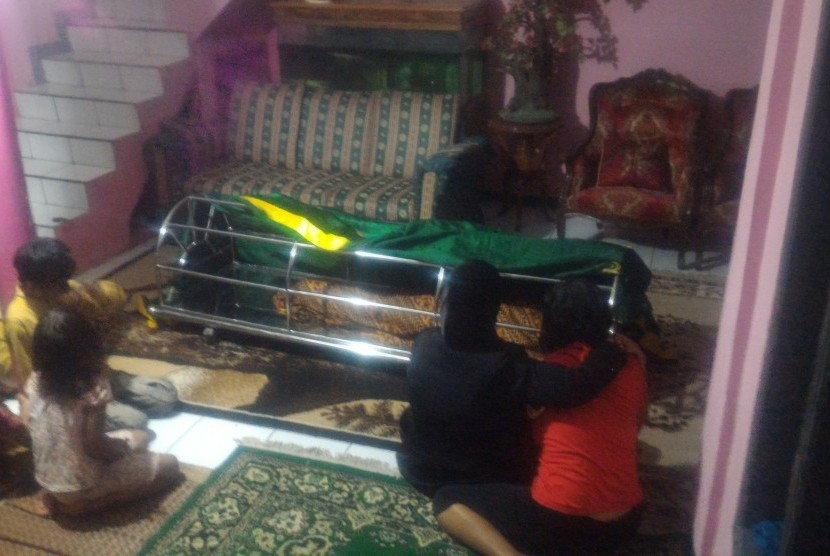 Jenazah Jm tiba di rumah duka di Desa Tanjung Kamuning, Tarogong Kaler, Kabupaten Garut, Jawa Barat, Ahad (7/2). 