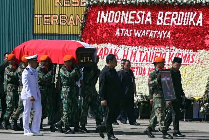 Jenazah Ketua MPR Taufiq Kiemas (TK) tiba di Bandara Halim Perdanakusumah, Jakarta, Ahad (9/6).