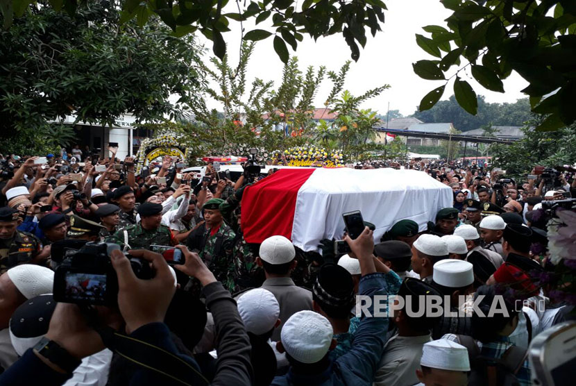 Jenazah KH Hasyim Muzadi Tiba di Komplek PP Al Hikam, Beji, Depok, Jawa Barat, Kamis (16/3).   