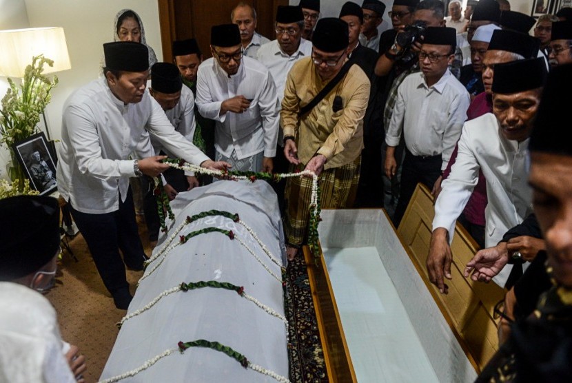 Jenazah KH Salahuddin Wahid atau Gus Sholah saat akan meninggalkan rumah duka di kawasan Mampang Prapatan, Jakarta, Senin (3/2). Hidayat Nur Wahid mengatakan bibir almarhum Gus Sholah seperti tersenyum.