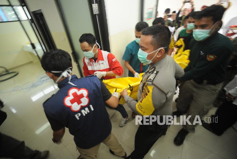 Jenazah korban kecelakaan bus di tanjakan Emen, Subang, Jabar, tiba di RSUD Tangsel, Ahad (11/2) pagi.