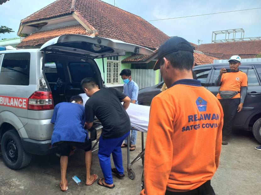  Jenazah korban kecelakaan bus pariwisata dimasukkan ke dalam ambulans di RSUD dr Soekardjo Kota Tasikmalaya, Senin (27/6/2022). Jenazah akan dibawa ke kampung halamannya untuk dimakamkan di Kabupaten Sumedang. 