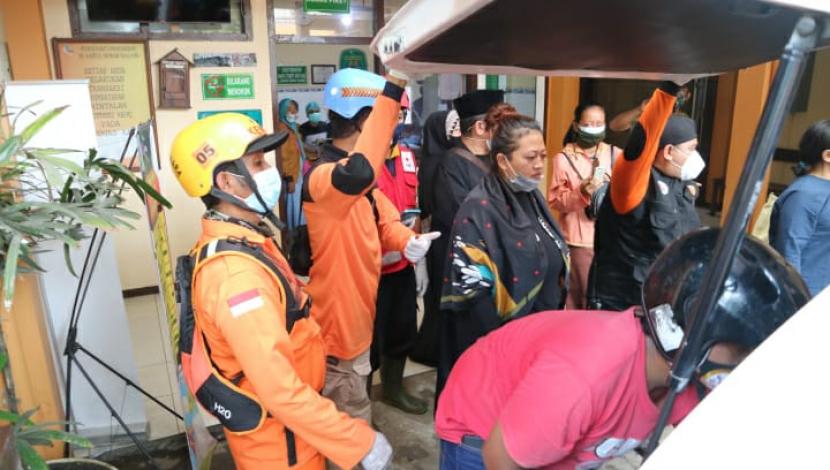 Jenazah korban longsor yang terseret aliran sungai dibawa ke ruang forensik RSUD Saiful Anwar (RSSA) Kota Malang, Rabu (20/1). 