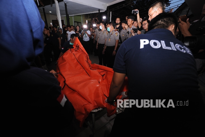 Jenazah Ledakan Pabrik Petasan. Petugas Forensik Rumah Sakit Polri membawa jenazah korban ledakan petasan di Rumah Sakit Polri, Kramat Jati, Jakarta Timur, Kamis, (26/10) Sebanyak 39 dari 46 jenazah dilarikan ke Rumah Sakit Polri Kramat Jati untuk di identifikasi.