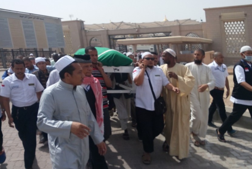 Jenazah Lukmanul Hakim Yakub, sopir mobil Tim Media Center Haji (MCH) Madinah, saat hendak dimakamkan Pemakaman Baqi (Ilustrasi)