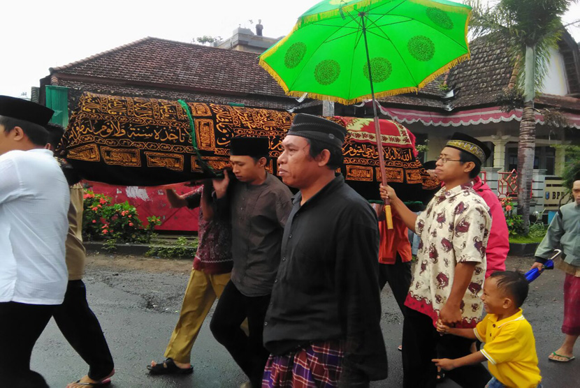 Jenazah mahasiswa UII yang meninggal dalam pendidikan dasar mapala UII asal Lombok Timur dibawa ke pemakaman umum Pringgasela, Lombok Timur, Rabu (25/1).