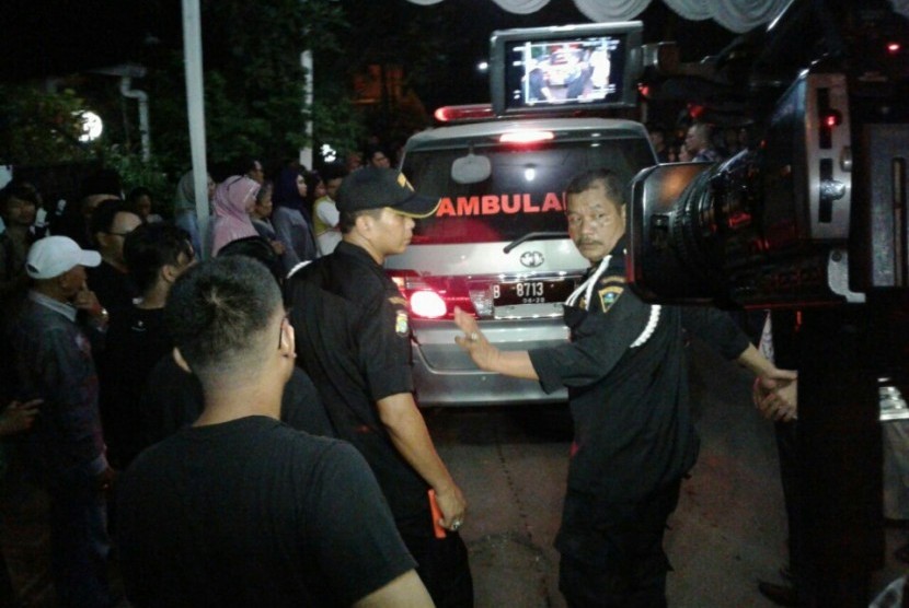 Jenazah Mike Mohede dibawa menggunakan ambulans ke rumah duka di Bintaro, Tangsel, Ahad (31/7).